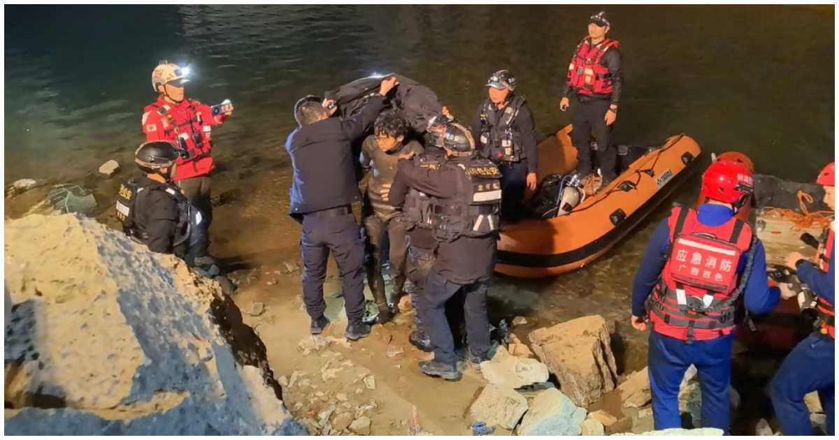 উদ্ধারের পর ওয়াংকে ভালো অবস্থায় পাওয়া গেছে। স্ট্রেচার ছাড়াই তিনি অ্যাম্বুলেন্সে উঠতে সক্ষম হন। ছবি: এসসিএমপি